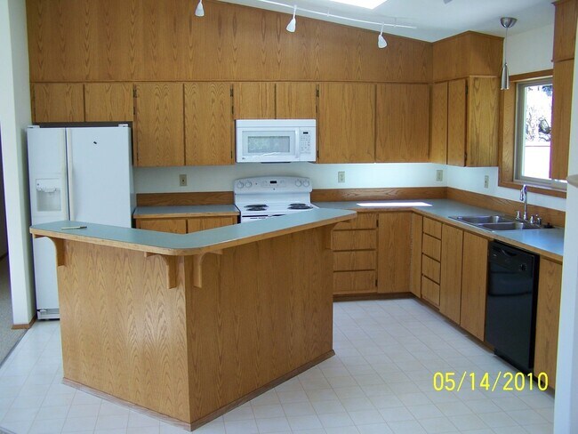 Building Photo - Spacious Home in Beautiful Neighborhood!