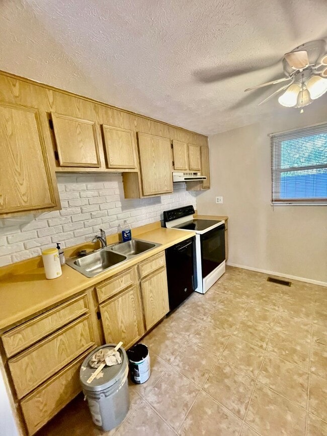 Building Photo - 3 Bed 1.5 Bath- Bridgeville PA