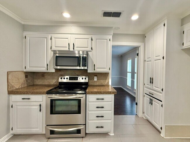 Building Photo - Available Now! Spacious 4 Bed/3 Bath Home in Tyler! Hot Tub!