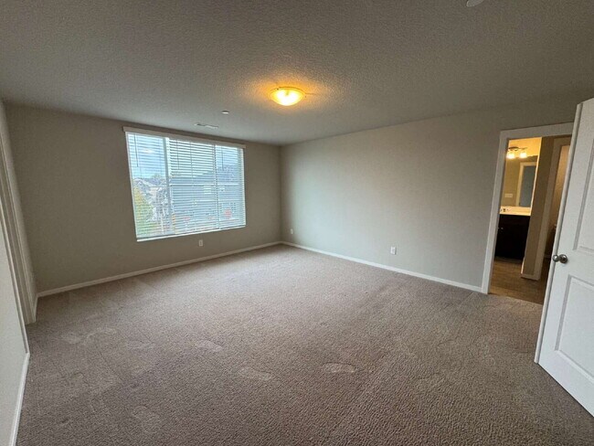 Building Photo - 5 Bedroom Camas Home, Spacious, Fenced Backyard