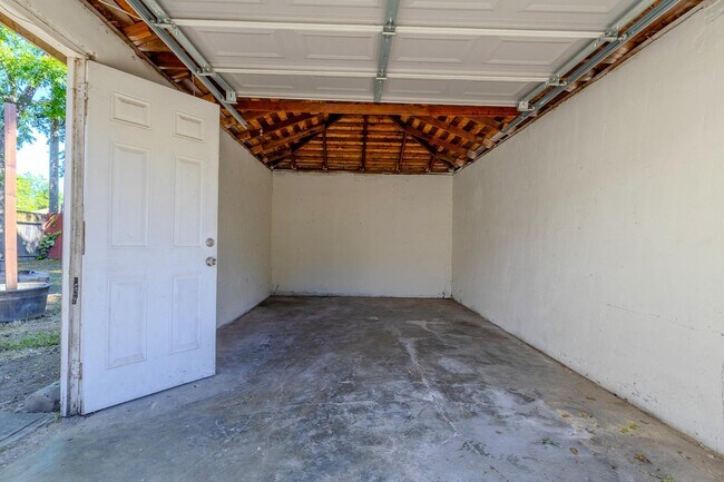 Building Photo - 2137 Raymond Ave