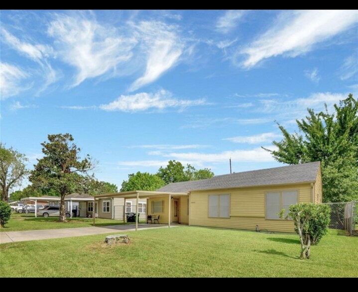 Building Photo - 5005 Holloway Dr