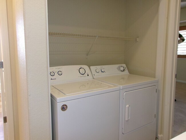 Building Photo - 3 Bedroom, 2-1/2 bath, 2-car garage in Nor...