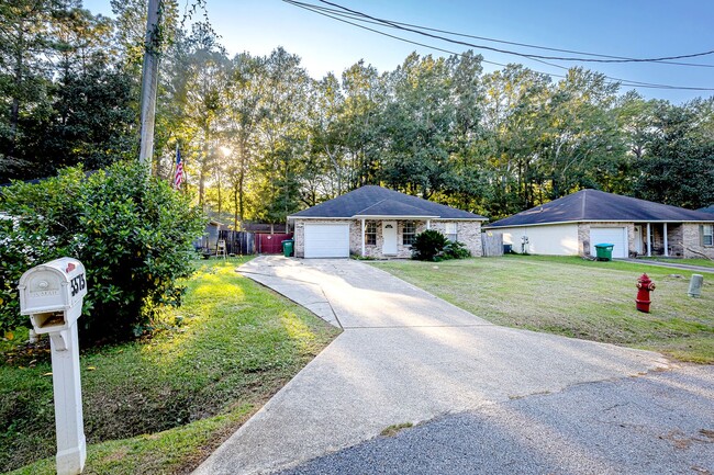 Building Photo - Adorable Home with fenced in backyard!