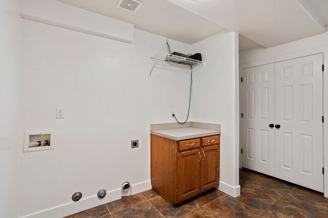 Building Photo - Spacious 4 Bedroom 3 Bathroom Layton Home