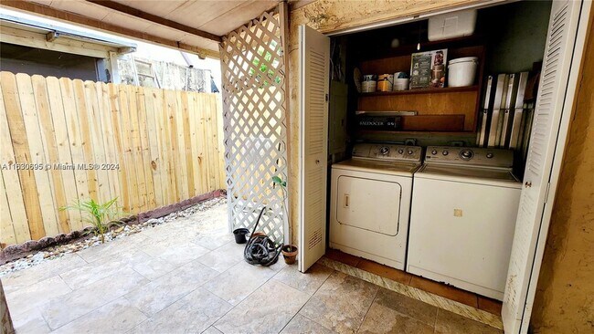 Building Photo - 6516 SW 41st Ct