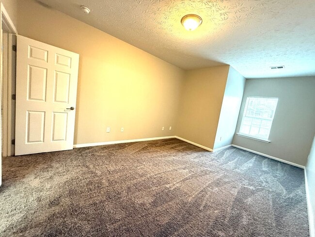 Building Photo - 9400 Clubview Dr