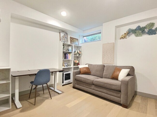 Building Photo - 2 Bed + Den 2 Bathroom Eastlake Townhome with Spectacular Views