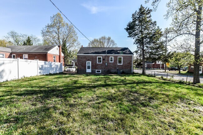 Building Photo - 8143 Braddock Dr