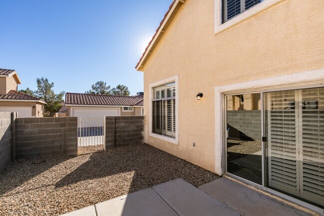 Building Photo - GORGEOUS HOME WITH TONS OF UPGRADES*GATED COMMUNITY WITH A COMMUNITY POOL*