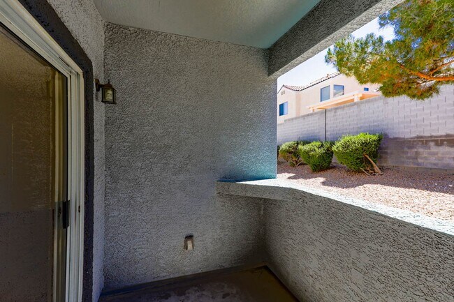 Building Photo - 3 Bedroom Northwest Condo-Gate Community