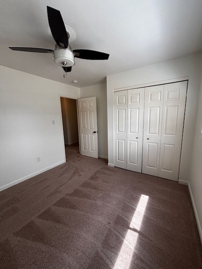 Building Photo - Cute 5 Bedroom 3 Bath Single Family Home