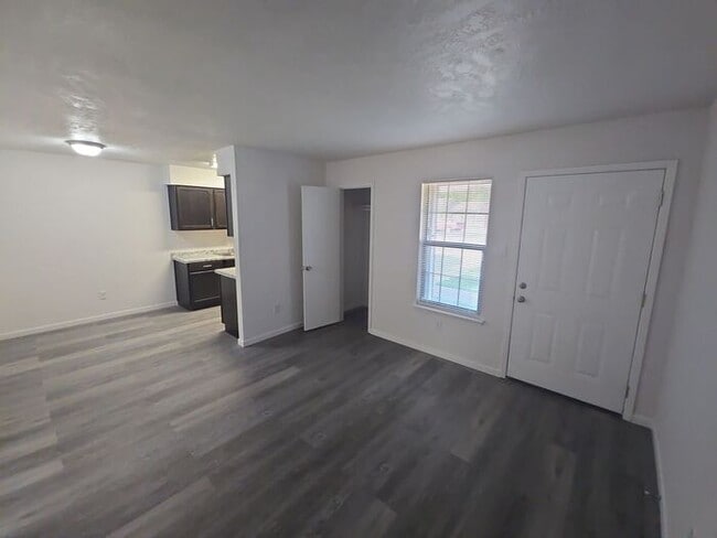 Building Photo - **Newly Renovated 2-Bed Duplex with Privat...