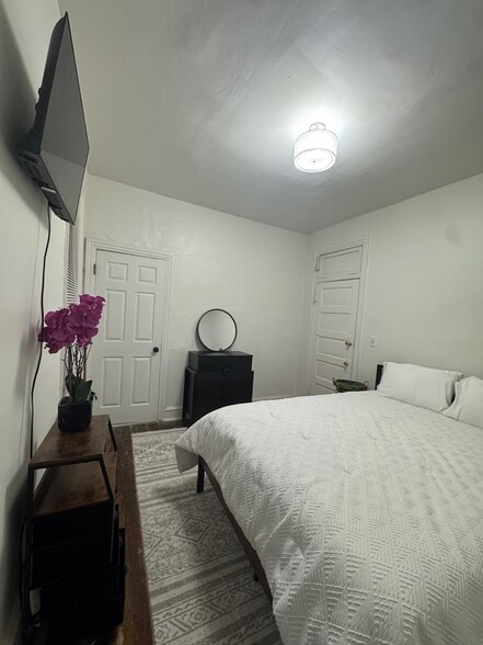 Building Photo - 5409 Walnut St