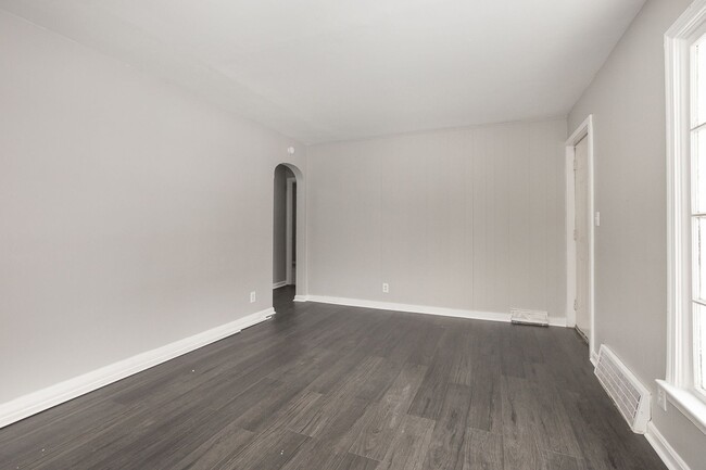 Building Photo - NEWLY RENOVATED! 3-BED, 1 BATH BEAUTIFUL  SINGLE- FAMILY HOME IN MAPLE HEIGHTS!