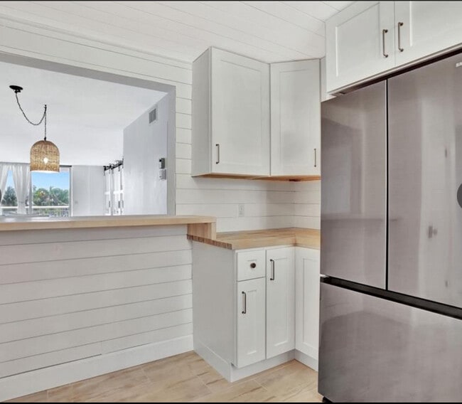 Building Photo - 1050 Hillsboro Mile