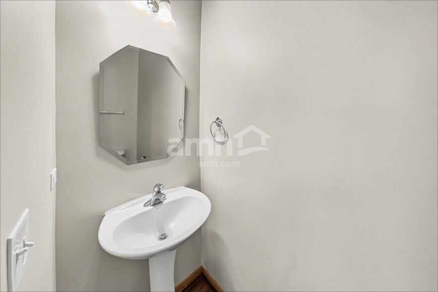 Building Photo - 204 Winding Trl