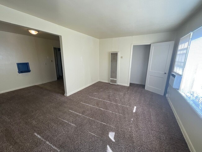 Building Photo - 1bed 1 bath Duplex