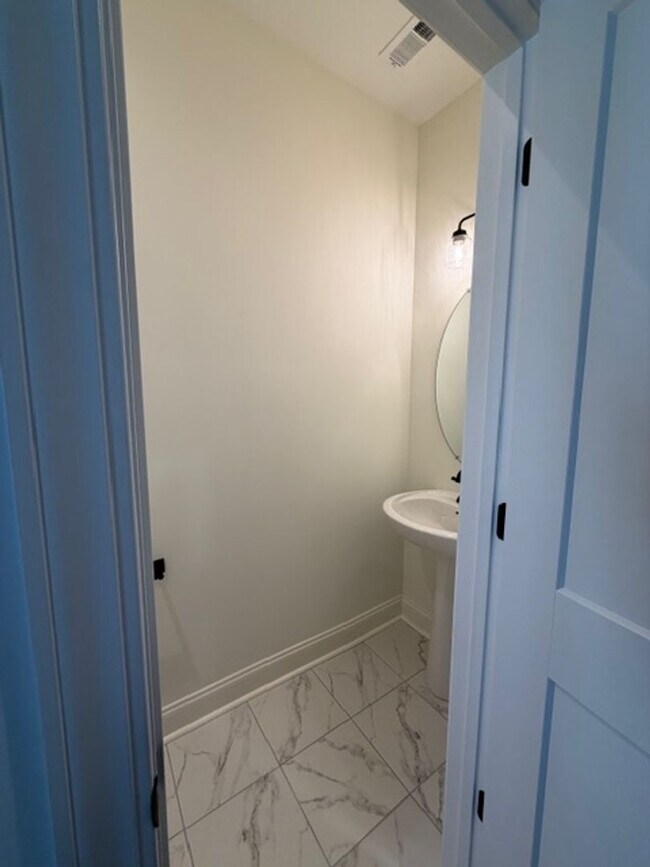 Building Photo - Maryville 37803 - 4 bedroom 3.5 bath - call Ed Johnson 865-924-5045