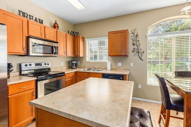 Building Photo - 2 Bedroom, 2.5 Bath Townhome Available NOW!