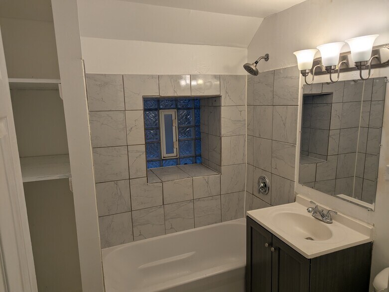 Bathroom - 1318 S Kolin Ave