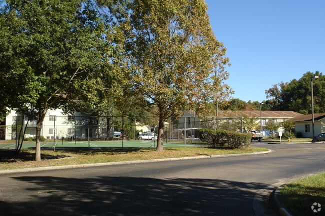 Building Photo - Majestic Oaks