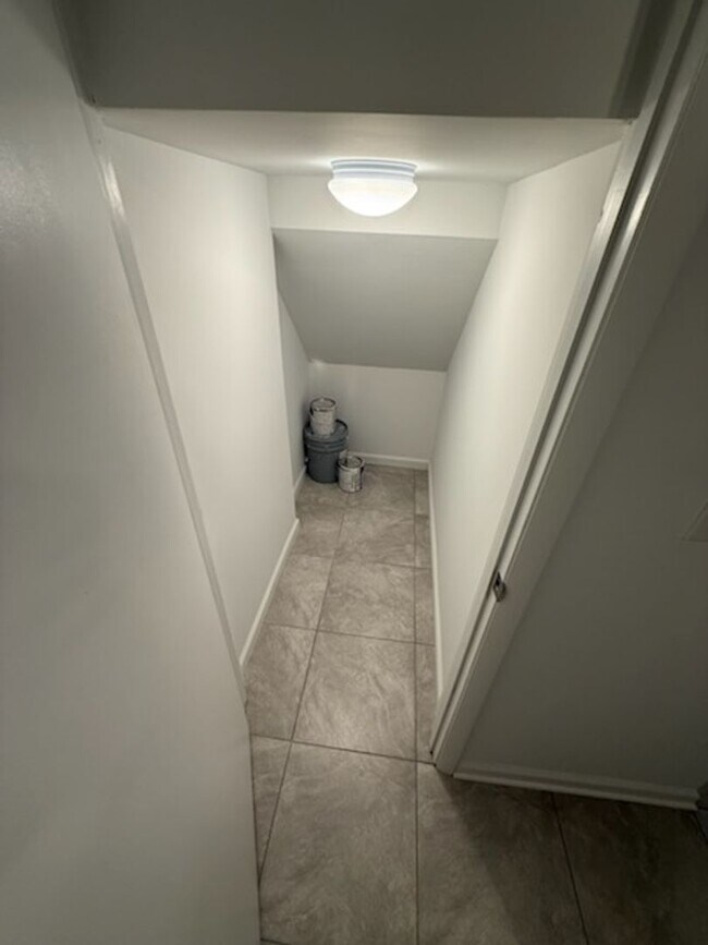 Building Photo - Updated 4BR Townhome!