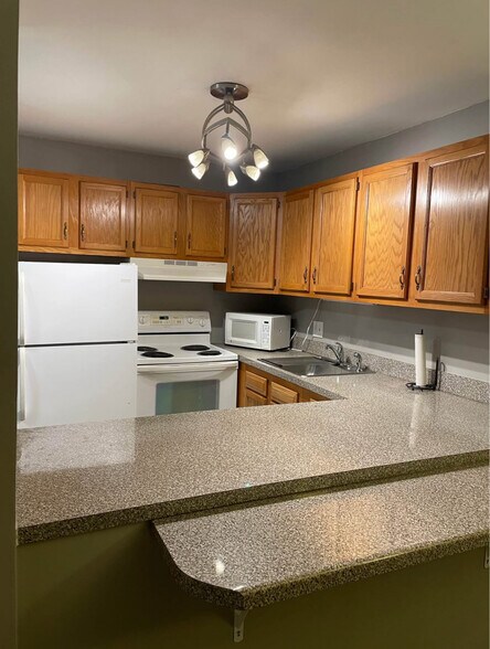 Building Photo - 5800 Oakwood Dr