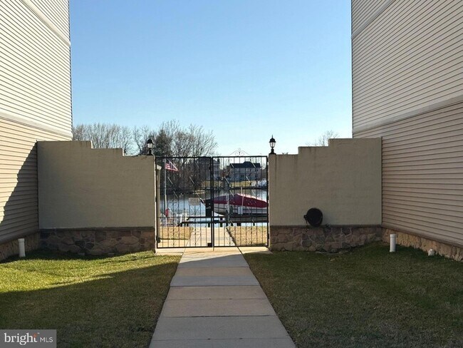 Building Photo - 532 Riviera Dr