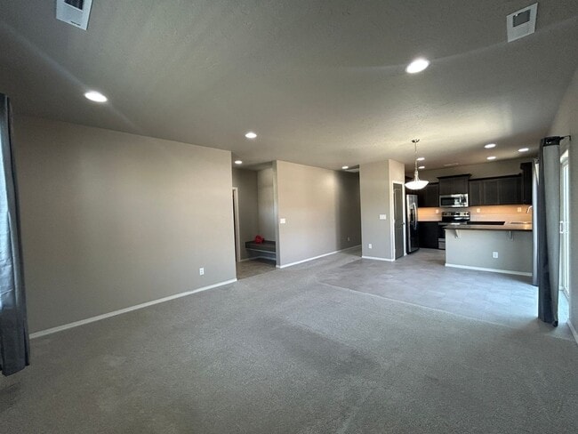 Building Photo - Move In Special !!  Newer 3 Bedroom / 2 Ba...