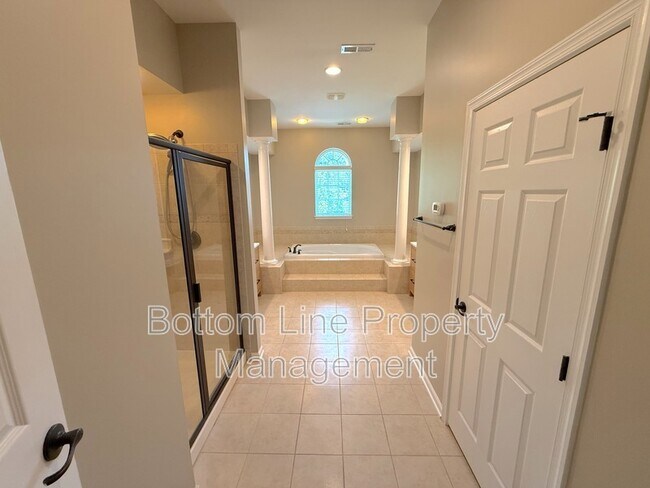 Building Photo - 15007 Skypark Dr
