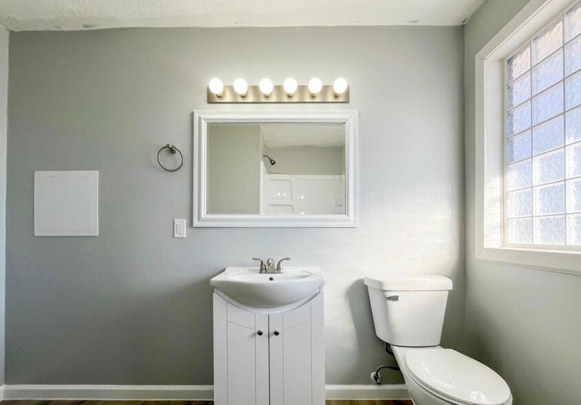 Building Photo - 6823 SW Knoll Ct