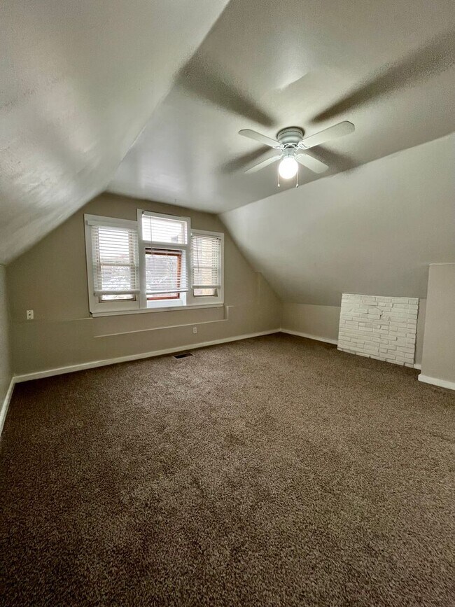 Building Photo - *** Shadyside Duplex Apartment * Pet Friendly * Spacious & Renovated * Available Now * Modern Fin...