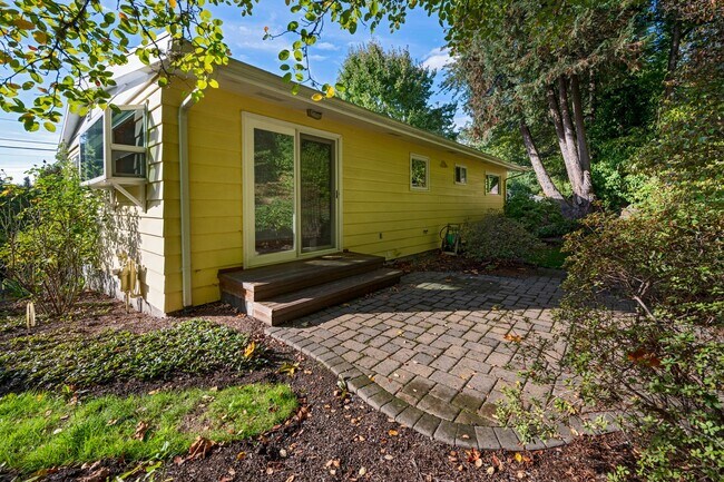 Building Photo - Spacious 4BR/2 BA Home in Quiet North-End ...
