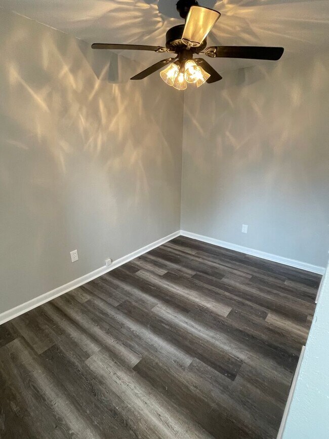 Building Photo - 2Bd/1.5Ba Townhouse located on the Germantown/Memphis Line!