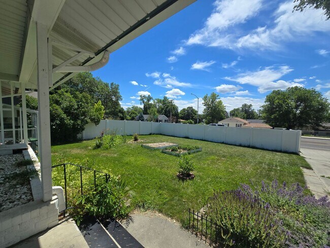 Building Photo - Spacious 4 Bedroom Home with Solar Panels, Fully Fenced Yard on Rimrock Rd