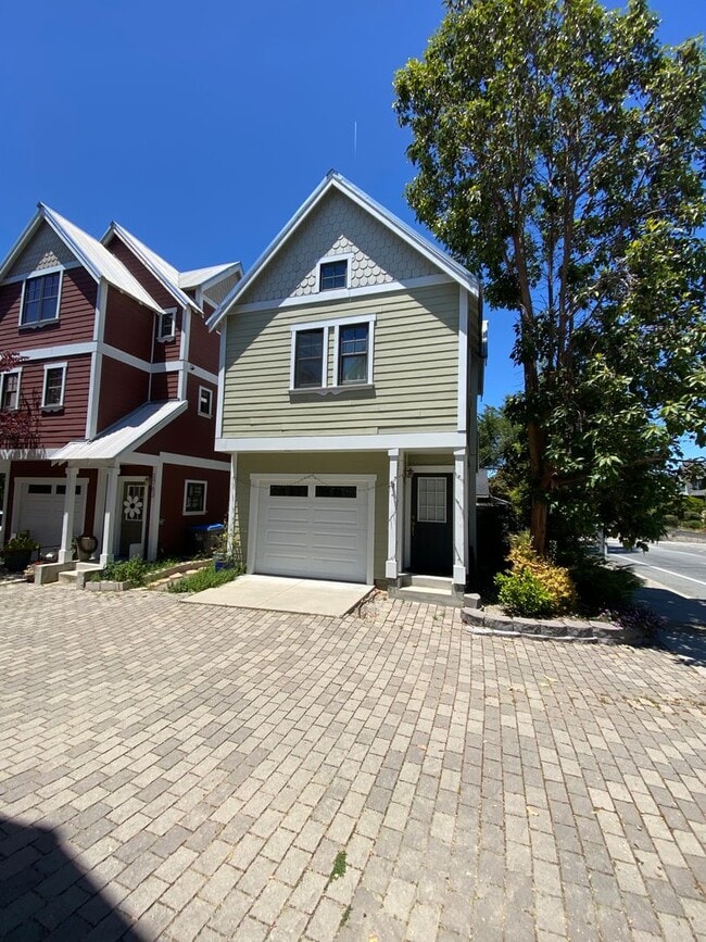 Building Photo - Studio townhouse with attached garage close to Downtown SLO