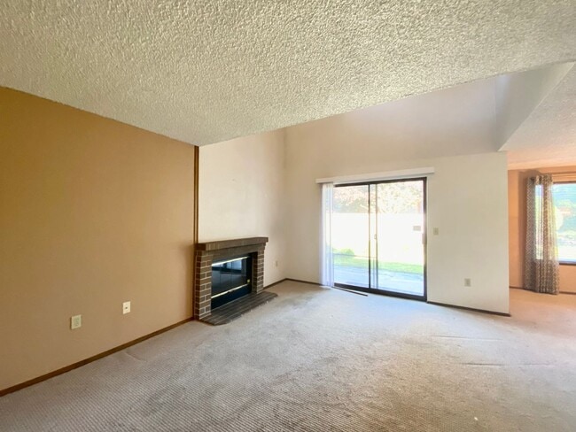 Building Photo - 674