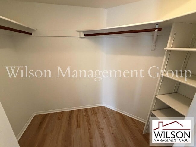 Building Photo - 220 Sunshower Ct