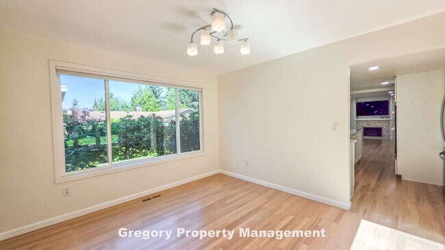 Building Photo - 11204 NE 58th Pl