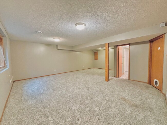 Building Photo - Gorgeous 3 Bedroom 4 Bath End Unit in Eagan