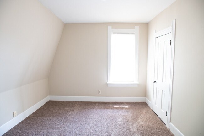 Building Photo - 1020/1022 E Center Townhouse, Riverwest, E...