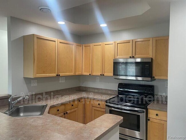 Building Photo - 2721 E Maple Rd