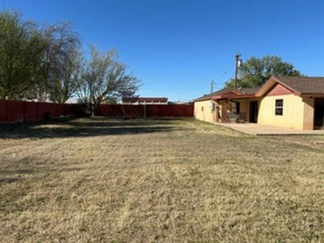 Building Photo - FURNISHED RENTAL, 3 bedroom with 4 car garage