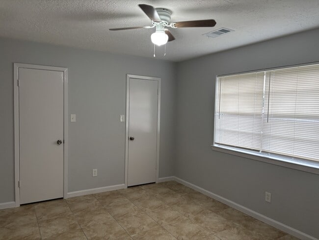 Building Photo - 10446 Towneview Dr