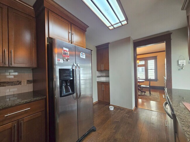 Building Photo - SINGLE FAMILY HOME! Great Location! Laundry, Wood Floors and Parking!