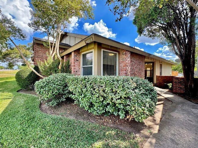 Building Photo - 1423 W Braker Ln