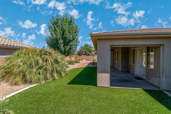 Building Photo - Washington Fields Home with Casita!