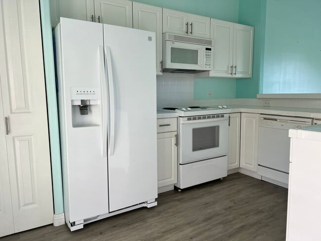 Building Photo - 2 Bedroom 2 bath unfurnished top floor condo