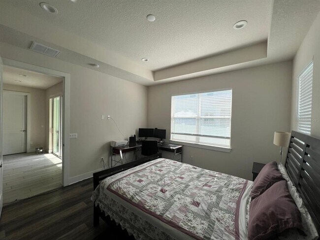 Building Photo - 2065 Paragon Cir W